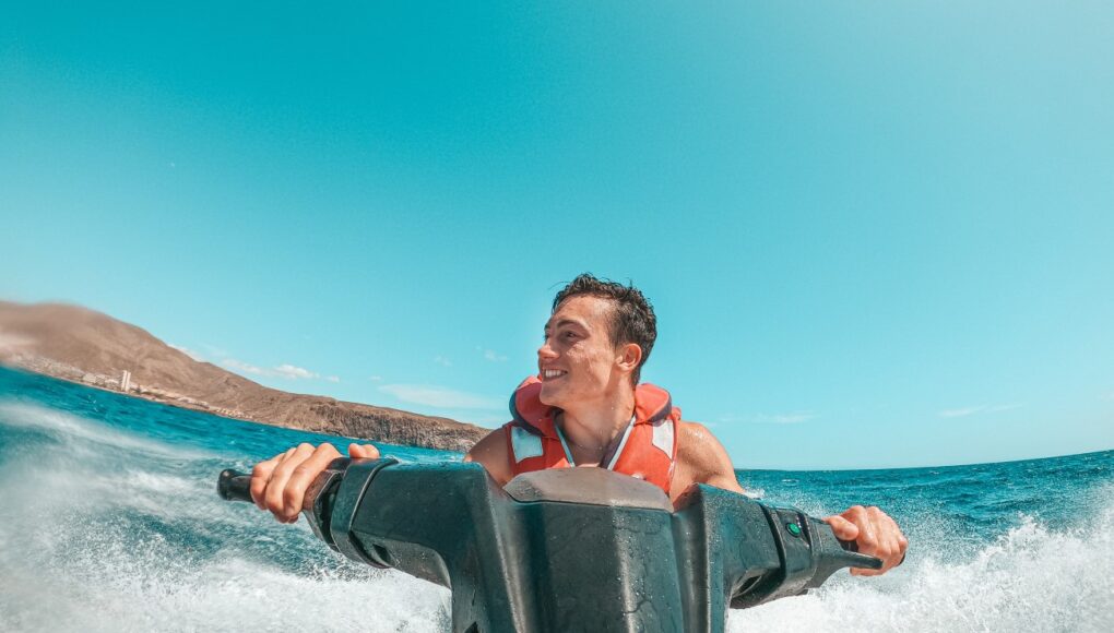 Chico en moto de agua alquilada