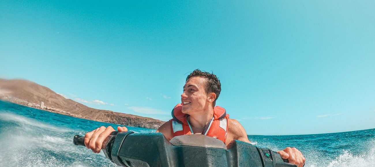 Chico en moto de agua alquilada